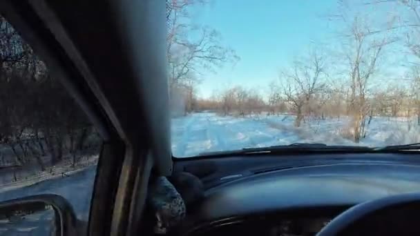 Машине Снежной Дороге Водитель Едет Снежную Погоду Поездка Зимой Солнечный — стоковое видео
