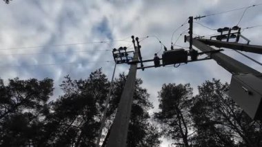 Güç iletim hatları. Elektrik direkleri ve telleri. Günbatımında yüksek voltajlı elektrik hatları, yüksek voltajlı elektrik iletim kulesi. Yüksek voltaj kuleleri uzak mesafeden enerji sağlıyor..