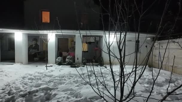 雪の中のパティオ スノーヤード 大雪の間夜の裏庭ガゼボ 雪の冬のシーン 雪で覆われた夜の家屋 雪が降っている — ストック動画