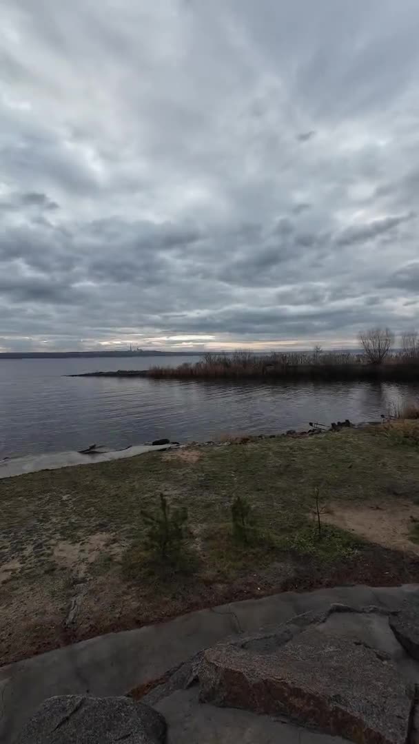 美丽的多云的风景 浓密的纹理云 灰色的天空和水 在河岸上 乌克兰的风景 第聂伯河 河里的黑水 — 图库视频影像