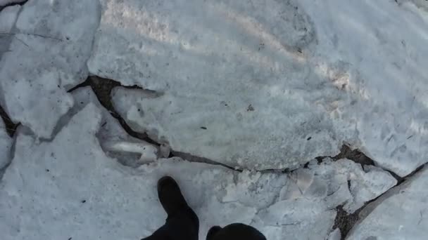 Led Řece Kráčet Zamrzlé Řece Muž Kráčí Sněhu Ledu Nebezpečný — Stock video