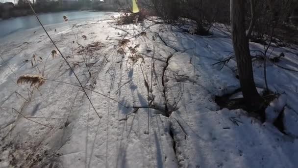 Jég Folyón Sétálj Befagyott Folyón Egy Ember Hóban Jégen Jár — Stock videók