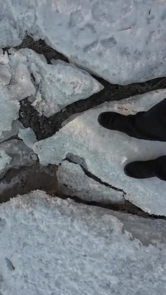 Led Řece Kráčet Zamrzlé Řece Muž Kráčí Sněhu Ledu Nebezpečný — Stock video