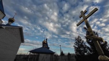 Ortodoks Kilisesi. Kilisenin içini ve dışını. Ukrayna Ortodoks Kilisesi. Bir Hıristiyan kilisesinin içi. Kilisenin içinde, ortodoks katedrali içinde, din kavramı.