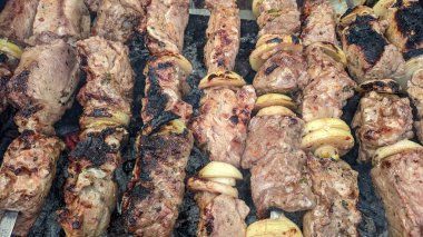 Barbeküde ızgara lezzetli yemeklere yakın çekim. Doğada lezzetli şiş kebap pişirme süreci. BBC 'deki metal şişte lezzetli yemekler. Piknik zamanı. Sokak yemeği. Yemek festivali. shashlik.