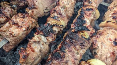 Barbeküde ızgara lezzetli yemeklere yakın çekim. Doğada lezzetli şiş kebap pişirme süreci. BBC 'deki metal şişte lezzetli yemekler. Piknik zamanı. Sokak yemeği. Yemek festivali. shashlik.