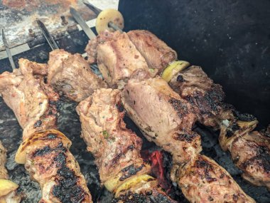 Barbeküde ızgara lezzetli yemeklere yakın çekim. Doğada lezzetli şiş kebap pişirme süreci. BBC 'deki metal şişte lezzetli yemekler. Piknik zamanı. Sokak yemeği. Yemek festivali. shashlik.