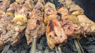 Barbeküde ızgara lezzetli yemeklere yakın çekim. Doğada lezzetli şiş kebap pişirme süreci. BBC 'deki metal şişte lezzetli yemekler. Piknik zamanı. Sokak yemeği. Yemek festivali. shashlik.