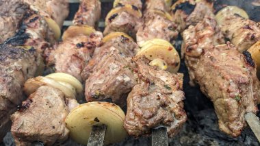 Barbeküde ızgara lezzetli yemeklere yakın çekim. Doğada lezzetli şiş kebap pişirme süreci. BBC 'deki metal şişte lezzetli yemekler. Piknik zamanı. Sokak yemeği. Yemek festivali. shashlik.