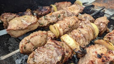 Barbeküde ızgara lezzetli yemeklere yakın çekim. Doğada lezzetli şiş kebap pişirme süreci. BBC 'deki metal şişte lezzetli yemekler. Piknik zamanı. Sokak yemeği. Yemek festivali. shashlik.