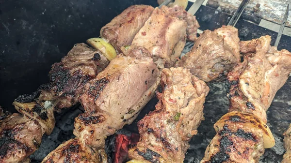 Barbeküde ızgara lezzetli yemeklere yakın çekim. Doğada lezzetli şiş kebap pişirme süreci. BBC 'deki metal şişte lezzetli yemekler. Piknik zamanı. Sokak yemeği. Yemek festivali. shashlik.