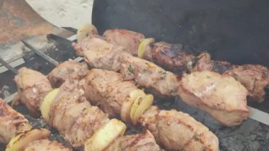 Barbeküde ızgara lezzetli yemeklere yakın çekim. Doğada lezzetli şiş kebap pişirme süreci. BBC 'deki metal şişte lezzetli yemekler. Piknik zamanı. Sokak yemeği. Yemek festivali. shashlik.