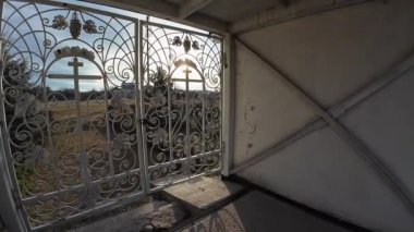 Güzel sahte kapılar. Taş merdivenleri, sütunları, sıva kalıpları ve Paris alçısıyla eski bir şehir mimarisinin güzel manzarası. Görkemli sahte kapılar, kilise kapıları.