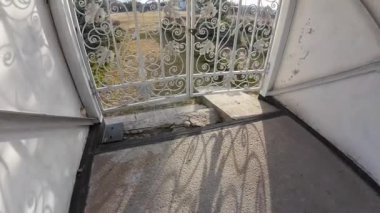 Güzel sahte kapılar. Taş merdivenleri, sütunları, sıva kalıpları ve Paris alçısıyla eski bir şehir mimarisinin güzel manzarası. Görkemli sahte kapılar, kilise kapıları.