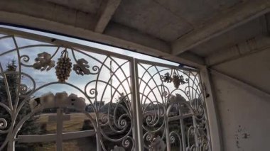 Güzel sahte kapılar. Taş merdivenleri, sütunları, sıva kalıpları ve Paris alçısıyla eski bir şehir mimarisinin güzel manzarası. Görkemli sahte kapılar, kilise kapıları.