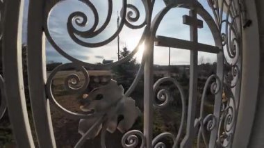 Güzel sahte kapılar. Taş merdivenleri, sütunları, sıva kalıpları ve Paris alçısıyla eski bir şehir mimarisinin güzel manzarası. Görkemli sahte kapılar, kilise kapıları.