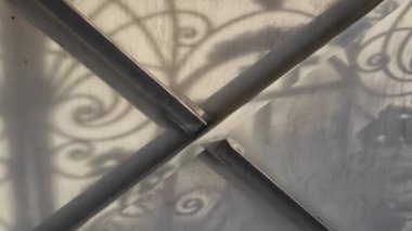 Güzel sahte kapılar. Taş merdivenleri, sütunları, sıva kalıpları ve Paris alçısıyla eski bir şehir mimarisinin güzel manzarası. Görkemli sahte kapılar, kilise kapıları.