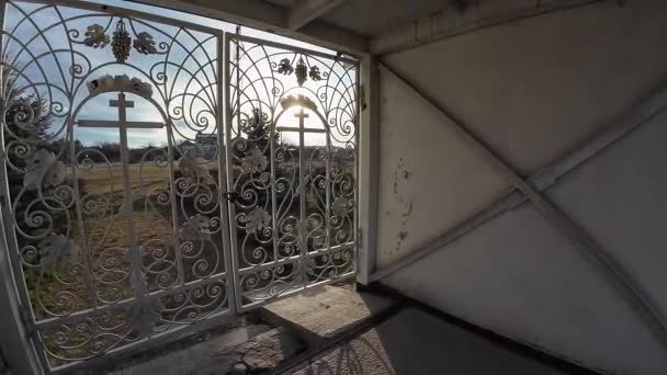Krásné Padělané Brány Krásný Výhled Starou Městskou Architekturu Kamennými Schody — Stock video