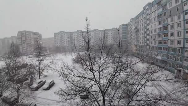 Багатоповерхові Будівлі Снігу Зима Місті Снігопад Поблизу Багатоповерхових Житлових Будинків — стокове відео