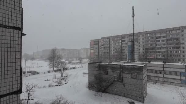Багатоповерхові Будівлі Снігу Зима Місті Снігопад Поблизу Багатоповерхових Житлових Будинків — стокове відео