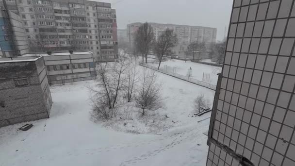 Edificios Varios Pisos Nieve Invierno Ciudad Nieve Cerca Edificios Residenciales — Vídeo de stock