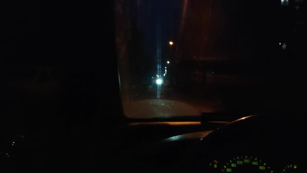 ナイト カントリー シティ 車のヘッドライト 夜の街の車の中で 車輪の後ろのドライバー ウクライナ ウクライナ — ストック動画