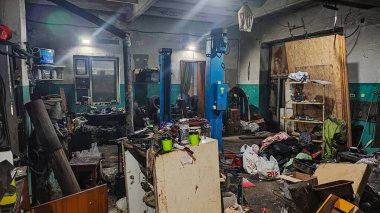 Araç servis istasyonu içi. Asansör ve parçalar teknik servis istasyonundaki arabalar için. Araba tamiri. Kötü araba onarım servisi.