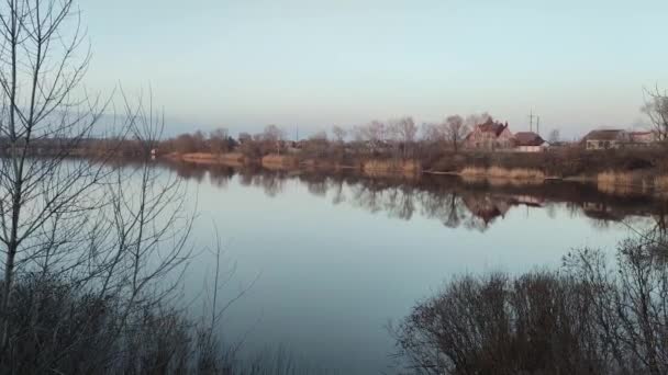 Peisaj Seară Râu Reflecție Apă Cerul Înnorat Colorat Copacii Reflectă — Videoclip de stoc
