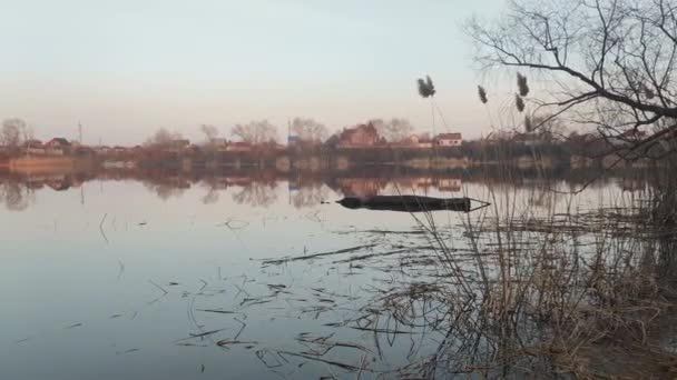 Abendlandschaft Auf Dem Fluss Mit Spiegelung Wasser Der Bunte Bewölkte — Stockvideo