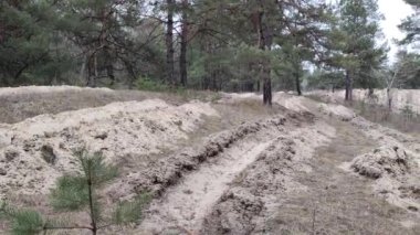 Ormandaki siperler. Güçlendirilmiş bölge. Defans. Kumda özel siperler. Ormanların yangından korunması.