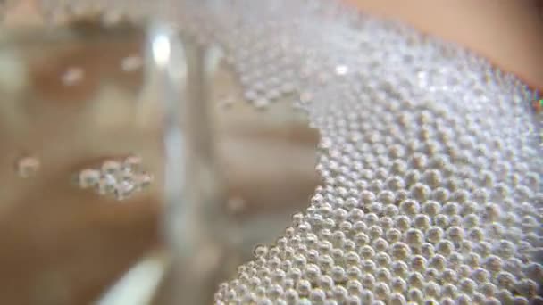 Kabarcıklar Makro Video Şampanya Köpükleri Soyut Şeffaf Kabarcıkların Görünümü Sarı — Stok video