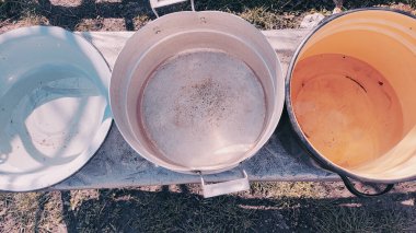 Birkaç boş tava. Büyük kaplar dolusu su. bir sürü renkli tencere.