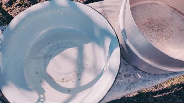 Birkaç boş tava. Büyük kaplar dolusu su. bir sürü renkli tencere.