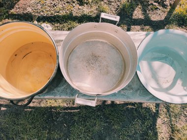 Birkaç boş tava. Büyük kaplar dolusu su. bir sürü renkli tencere.