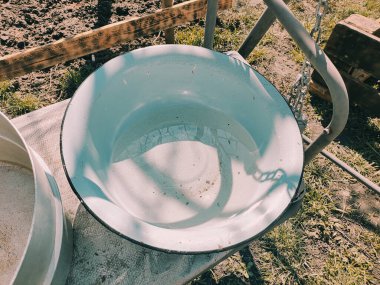 Birkaç boş tava. Büyük kaplar dolusu su. bir sürü renkli tencere.