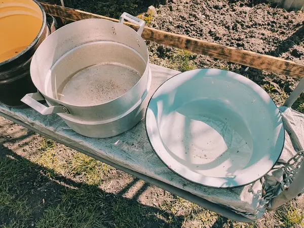 Birkaç boş tava. Büyük kaplar dolusu su. bir sürü renkli tencere.