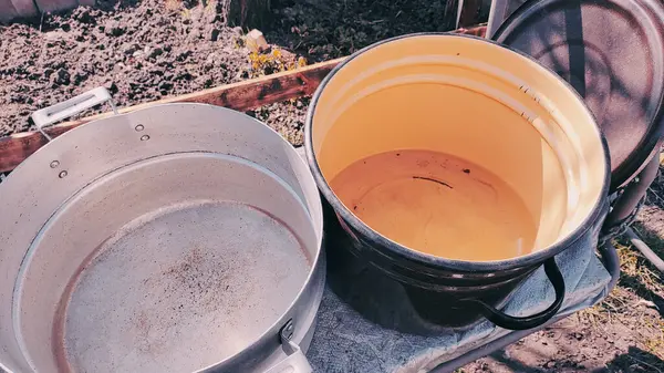 Birkaç boş tava. Büyük kaplar dolusu su. bir sürü renkli tencere.