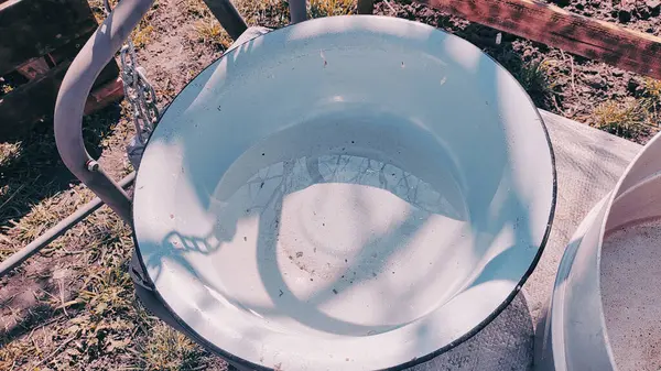 Birkaç boş tava. Büyük kaplar dolusu su. bir sürü renkli tencere.