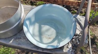 Birkaç boş tava. Büyük kaplar dolusu su. bir sürü renkli tencere.