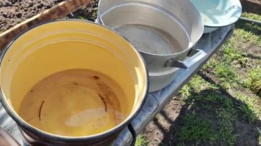 Birkaç boş tava. Büyük kaplar dolusu su. bir sürü renkli tencere.