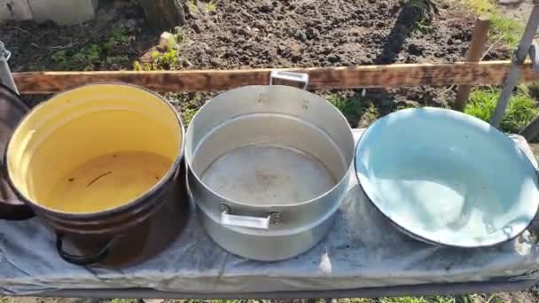 Несколько Пустых Сковородков Большие Кастрюли Воды Много Красочных Горшков — стоковое видео