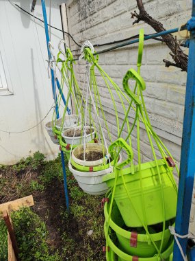 Boş saksılar. Çiçek saksıları asmak. çok renkli saksılar.