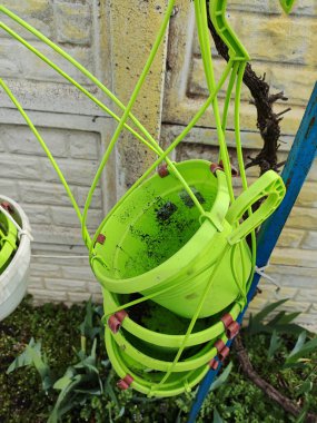 Boş saksılar. Çiçek saksıları asmak. çok renkli saksılar.