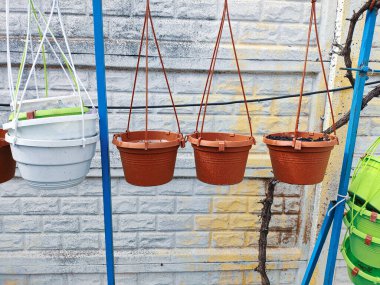 Boş saksılar. Çiçek saksıları asmak. çok renkli saksılar.