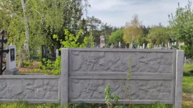 Kyiv şehri, Ukrayna, Nisan 2024 mezarlığı. Eski mezarlar. Mezarlıktaki anıtlar. Ukrayna mezarlığı. mezar taşı haçları ve anıtlar.