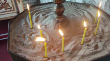 Mumlar sönüyor. Kilise mumları. Kumdaki mumlar.