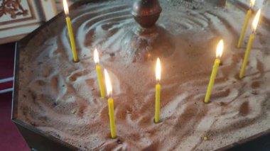 Mumlar sönüyor. Kilise mumları. Kumdaki mumlar.