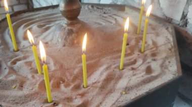 Mumlar sönüyor. Kilise mumları. Kumdaki mumlar.