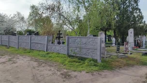 Киев Украина Апрель 2024 Кладбище Старые Могилы Памятники Кладбище Украинское — стоковое видео