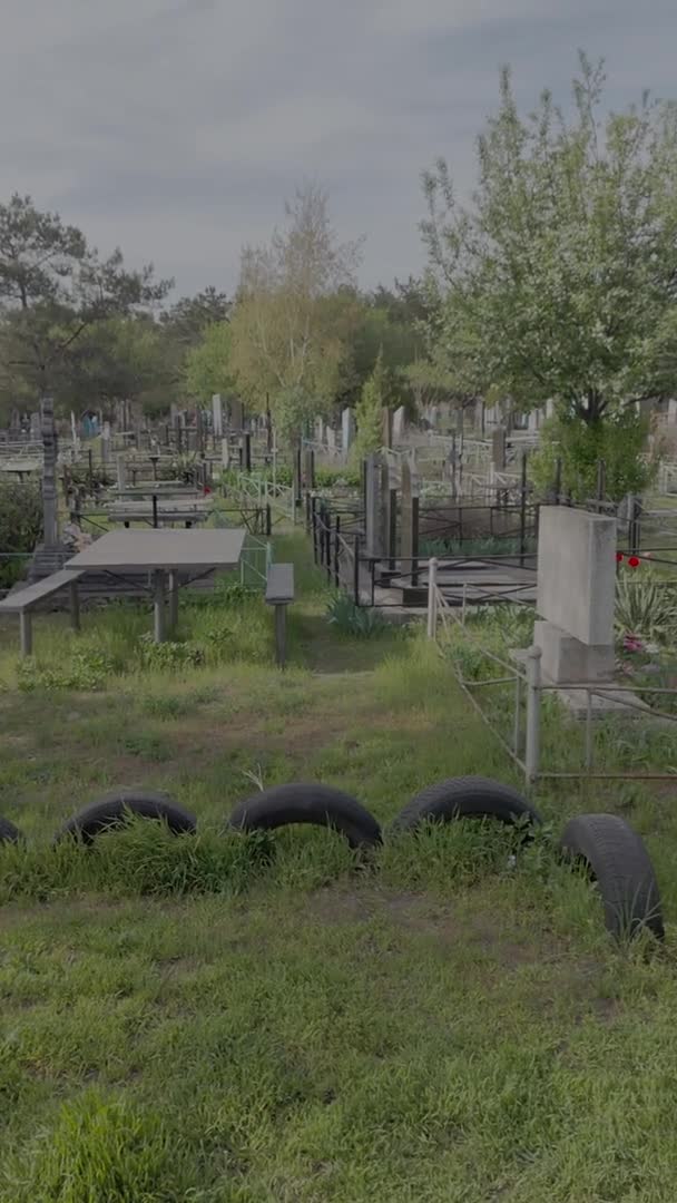 Киев Украина Апрель 2024 Кладбище Старые Могилы Памятники Кладбище Украинское — стоковое видео